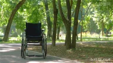 夏天，公园里的轮椅空着